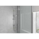 Colonne de douche Grohe, couleur chromée, installation moderne sur mur de salle de bain gris.