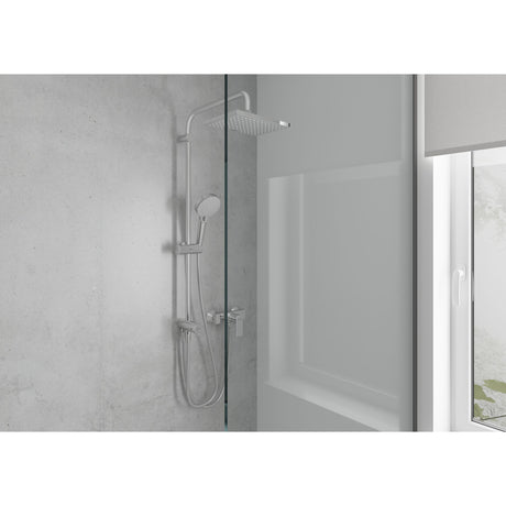 Colonne de douche Grohe, couleur chromée, installation moderne sur mur de salle de bain gris.