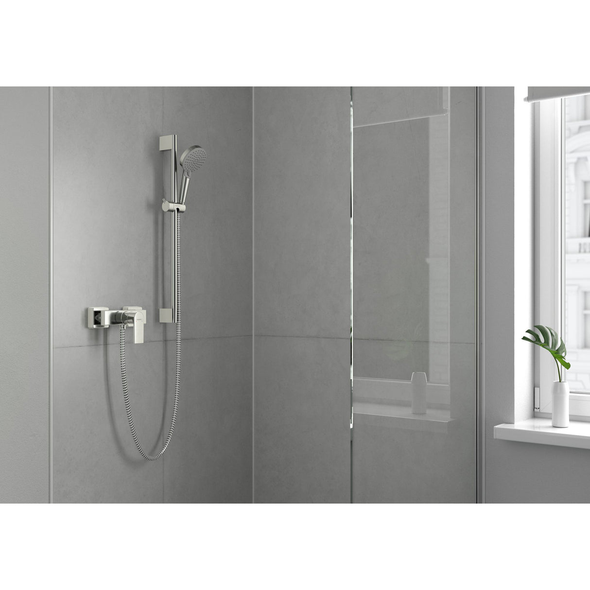 Douchette Grohe, type mitigeur, couleur chromée, installée sur mur gris moderne.