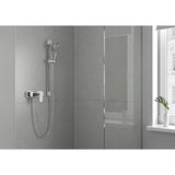 Douchette Grohe, type mitigeur, couleur chromée, installée sur mur gris moderne.