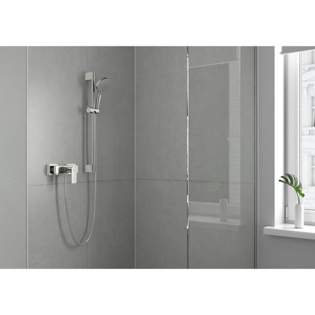Douchette Grohe, type mitigeur, couleur chromée, installée sur mur gris moderne.