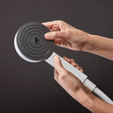 Pommeau de douche Hansgrohe, sanitaire, noir et blanc, tenu en main