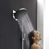 Douche Grohe, colonne de douche chromée, femme appréciant l'eau sous pommeau rond, salle de bain moderne.