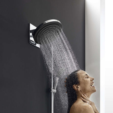 Douche Grohe, colonne de douche chromée, femme appréciant l'eau sous pommeau rond, salle de bain moderne.