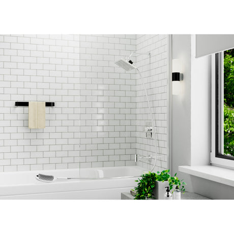 Douche Grohe, colonne de douche chrome argenté, salle de bains moderne, carrelage blanc