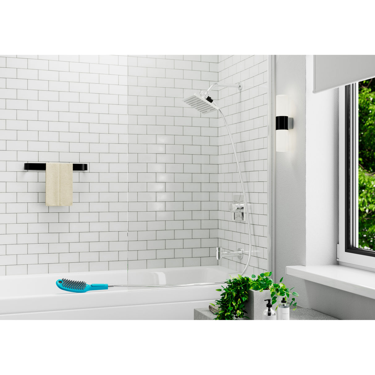 Brosse de bain bleue de la marque douchette posée sur une baignoire blanche