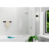 Brosse de bain bleue de la marque douchette posée sur une baignoire blanche