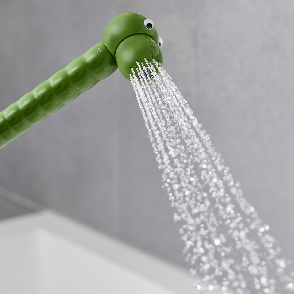 Pommeau de douche Hansgrohe enfant vert en forme de serpent, jets d'eau visibles