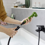 Douchette Grohe, accessoire de salle de bain vert, installation sur flexible noir