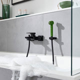 Mitigeur bain-douche noir Hansgrohe avec douchette verte, installé sur baignoire blanche.