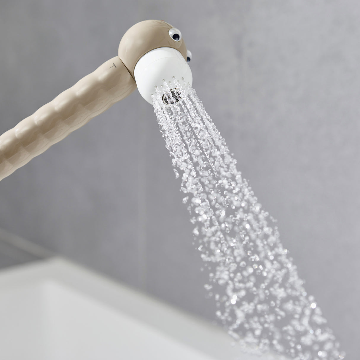 Pommeau de douche Grohe beige, accessoires salle de bain, jet d'eau puissant