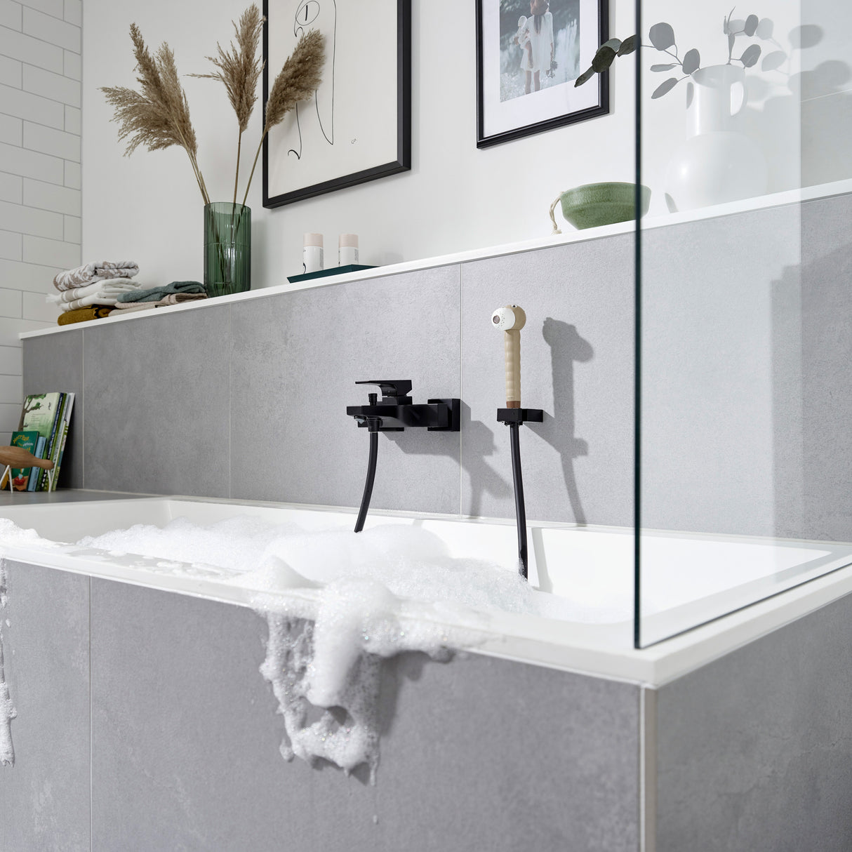 Mitigeur de baignoire Grohe noir moderne sur fond gris, robinetterie salle de bain.