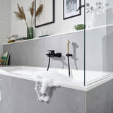 Mitigeur de baignoire Grohe noir moderne sur fond gris, robinetterie salle de bain.