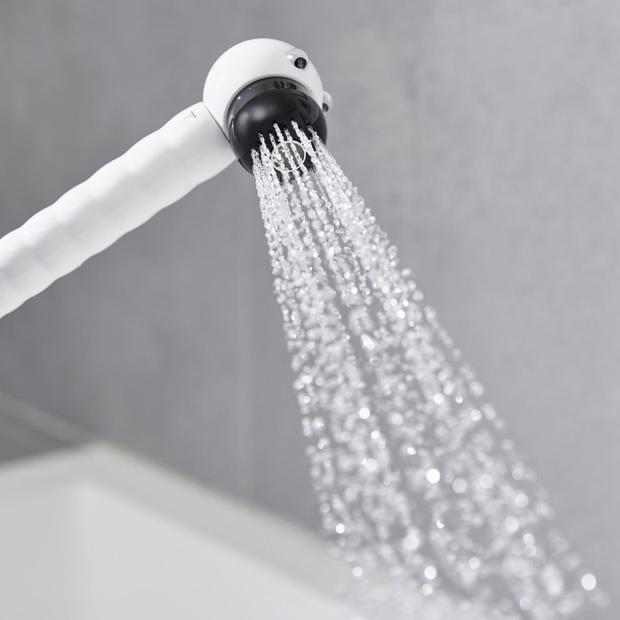 Pommeau de douche Grohe blanc, jet d'eau, robinetterie salle de bain moderne