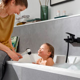 Douchette Grohe, accessoire de bain blanc, utilisée dans une baignoire, moments de détente.