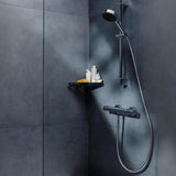 Colonne de douche Grohe noire, mitigeur moderne sur mur gris, accessoires de bain