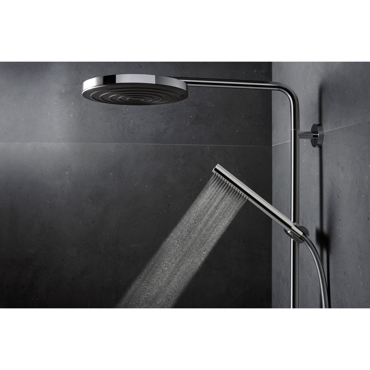 Douche Hansgrohe, ensemble de douche chromé, couleur argent, pommeau et colonne élégants.
