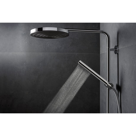 Douche Hansgrohe, ensemble de douche chromé, couleur argent, pommeau et colonne élégants.
