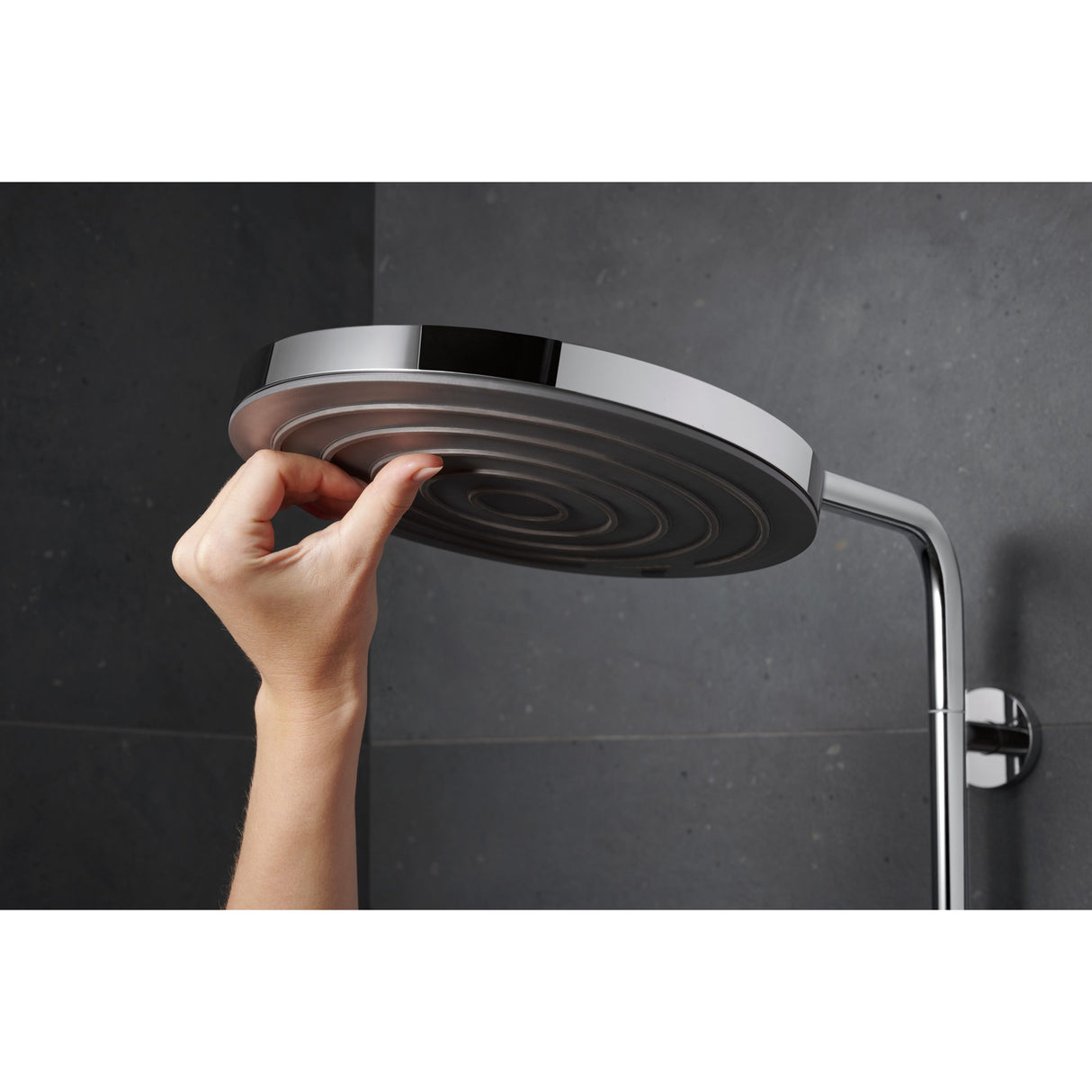 Pommeau de douche Grohe rond, couleur chrome, installation facile sous une main