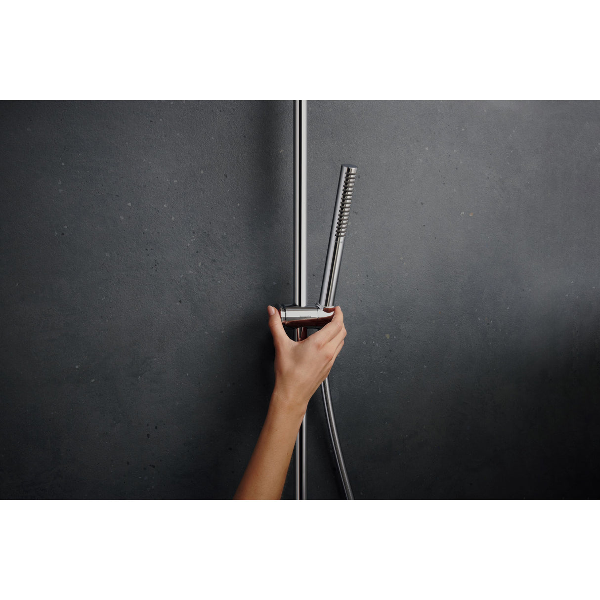 Douchette Grohe, accessoire de douche, finition chromée, main ajustant le support mural.