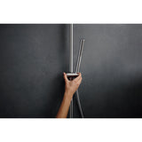 Douchette Grohe, accessoire de douche, finition chromée, main ajustant le support mural.