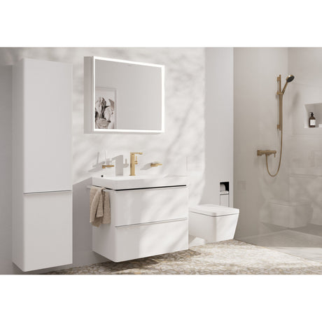 Meuble de salle de bain blanc Grohe avec robinetterie dorée, ambiance moderne.