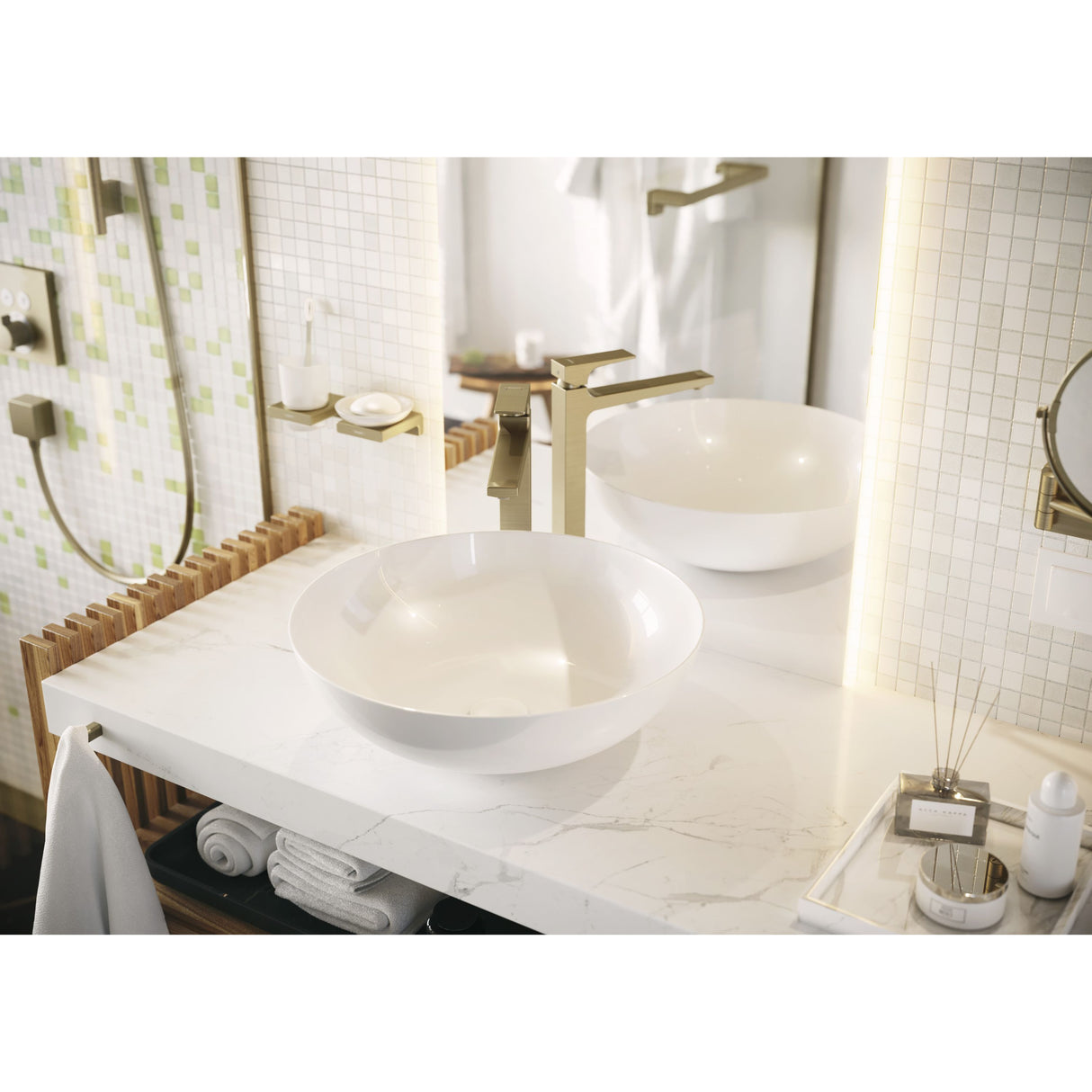Vasque à poser Grohe blanche et robinet doré dans salle de bain moderne
