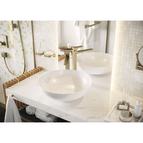Vasque à poser Grohe blanche et robinet doré dans salle de bain moderne
