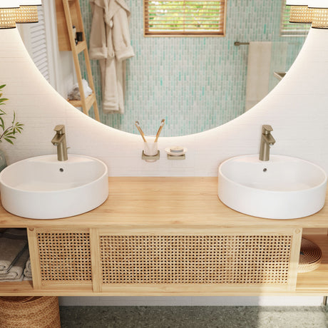 Lavabo blanc rond, robinet Grohe, mitigeur de couleur dorée, salle de bain moderne.