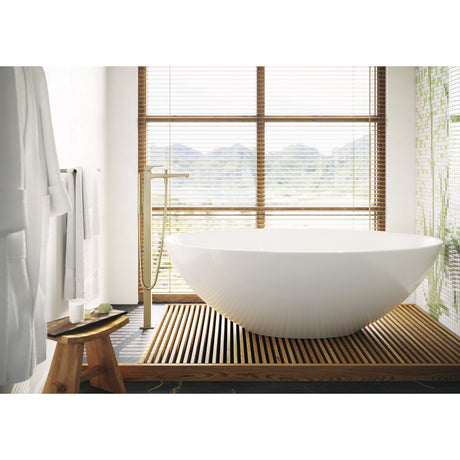 Baignoire Grohe blanche, design contemporain, installée sur un support en bois.