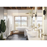 Salle de bain moderne avec robinets dorés Grohe, vasques rondes blanches, baignoire blanche.