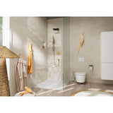 Colonne de douche Grohe dorée dans salle de bain moderne, ensemble robinetterie couleur or.