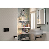 Salle de bain avec robinet noir Grohe, lavabo blanc carré, décoration florale, style moderne