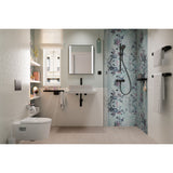Douche Grohe noire, type mitigeur, sur fond mural floral bleu dans salle de bain moderne.
