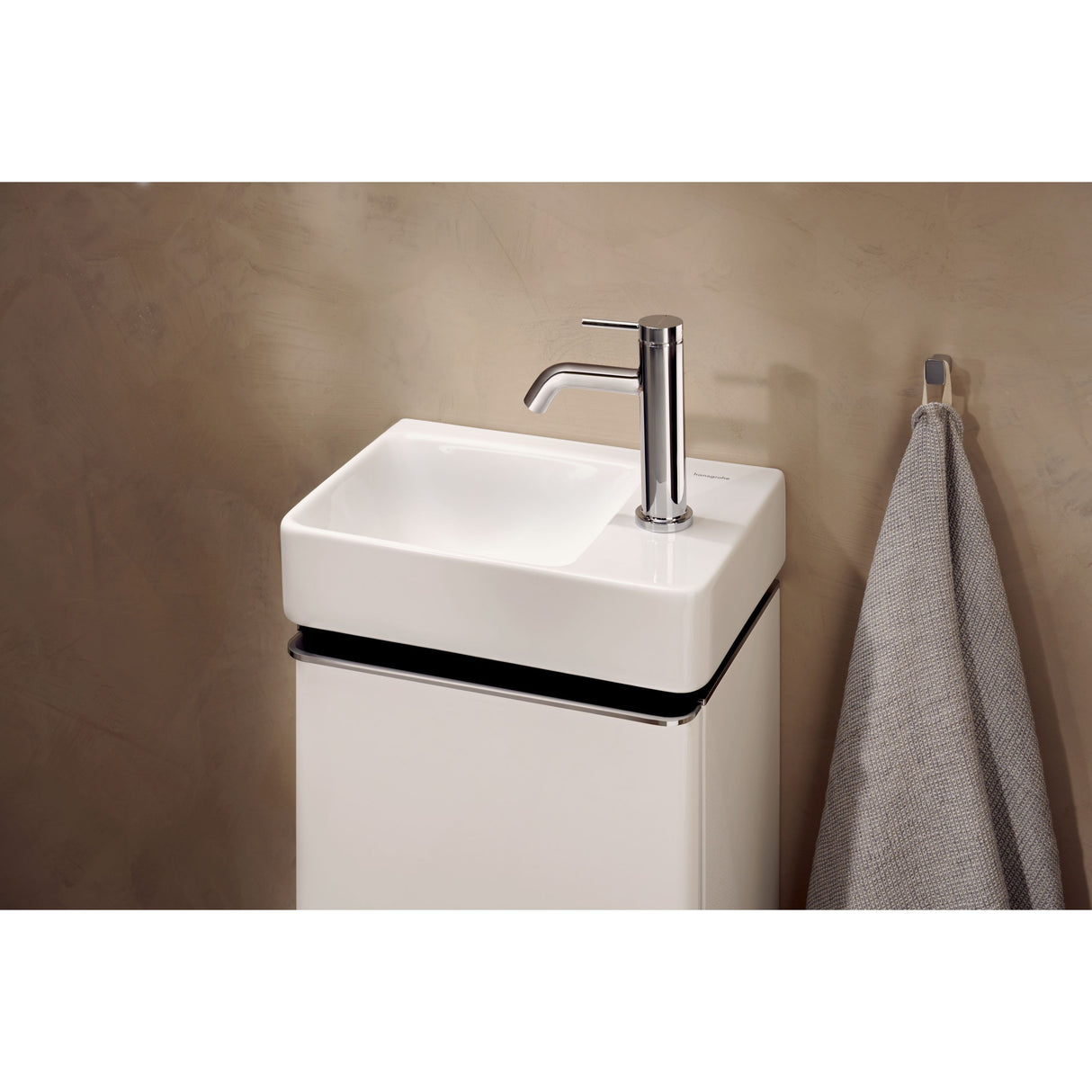 Lavabo blanc Grohe avec robinet chromé, design moderne, salle de bain élégante