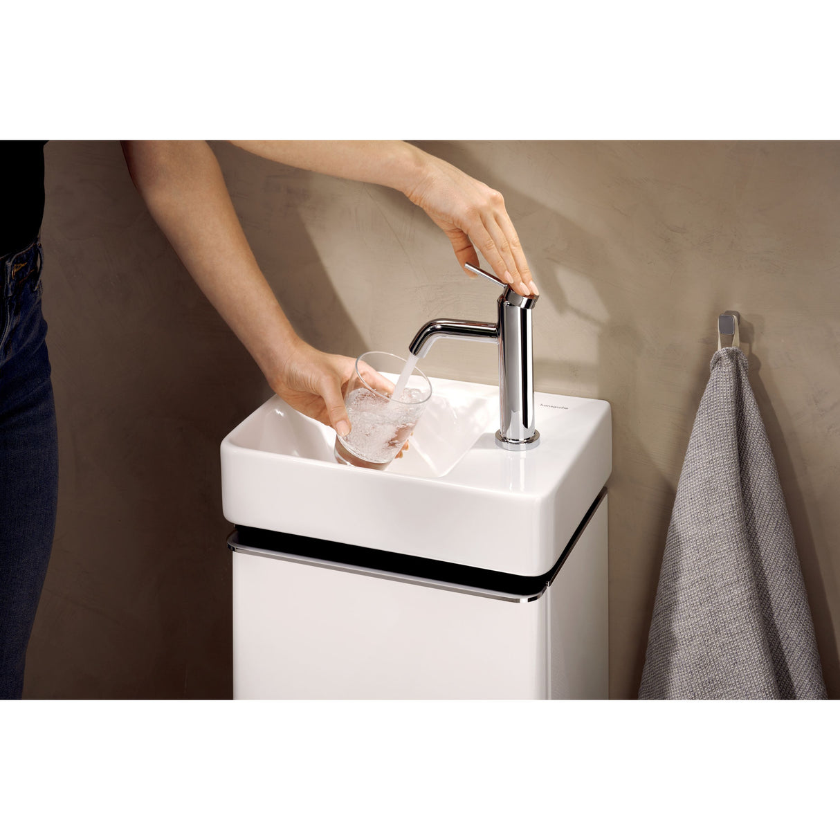 Mitigeur Grohe, robinet de lavabo chromé, argent, design moderne, main remplissant un verre