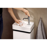 Mitigeur Grohe, robinet de lavabo chromé, argent, design moderne, main remplissant un verre