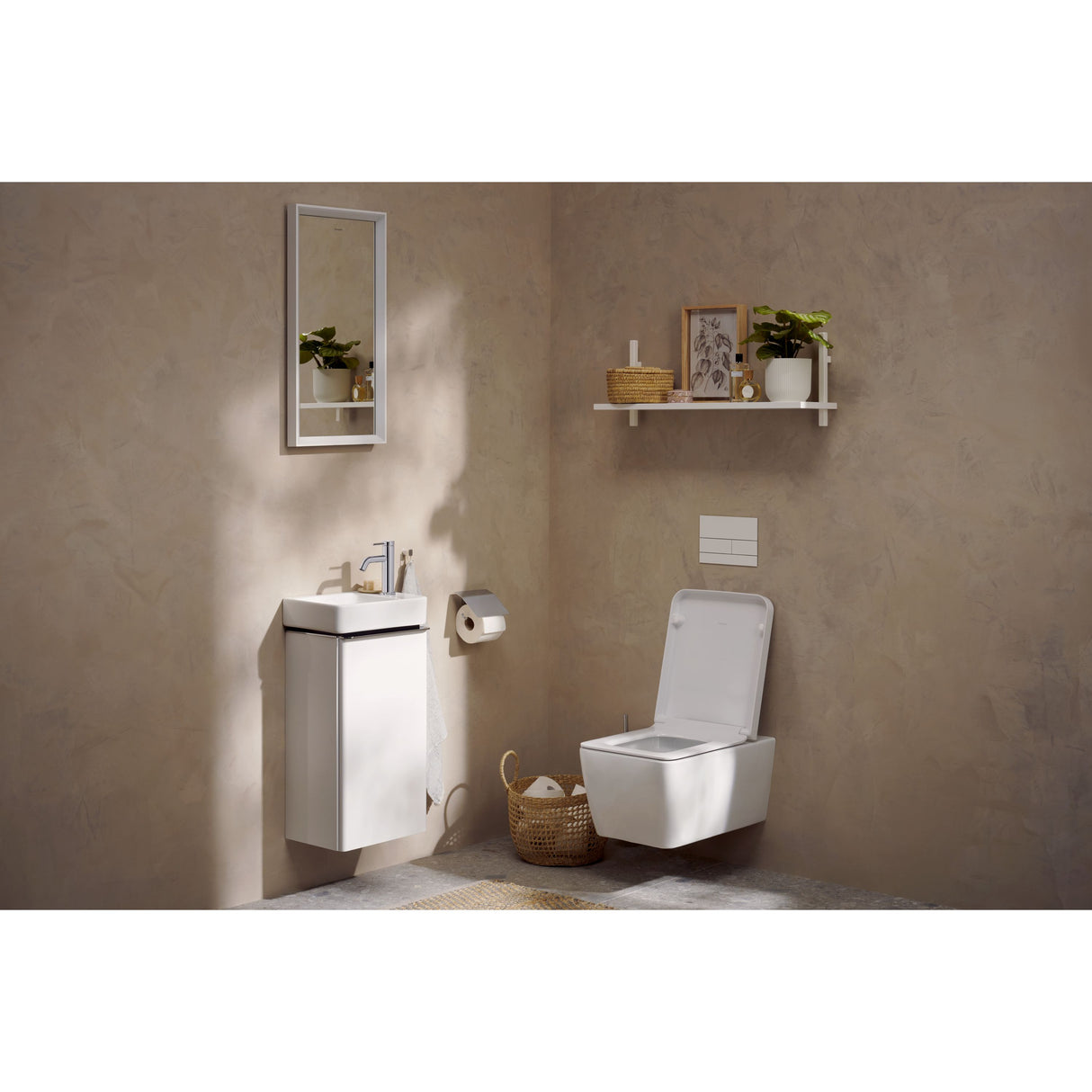 WC suspendu blanc Grohe, design moderne, installé dans une salle de bain beige