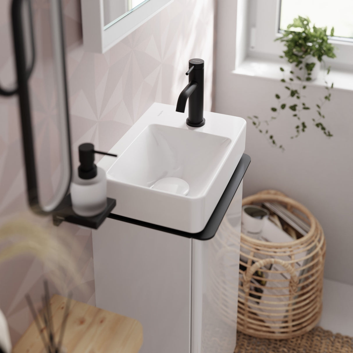 Lave-mains blanc Grohe, robinetterie noire, design moderne pour salle de bains.