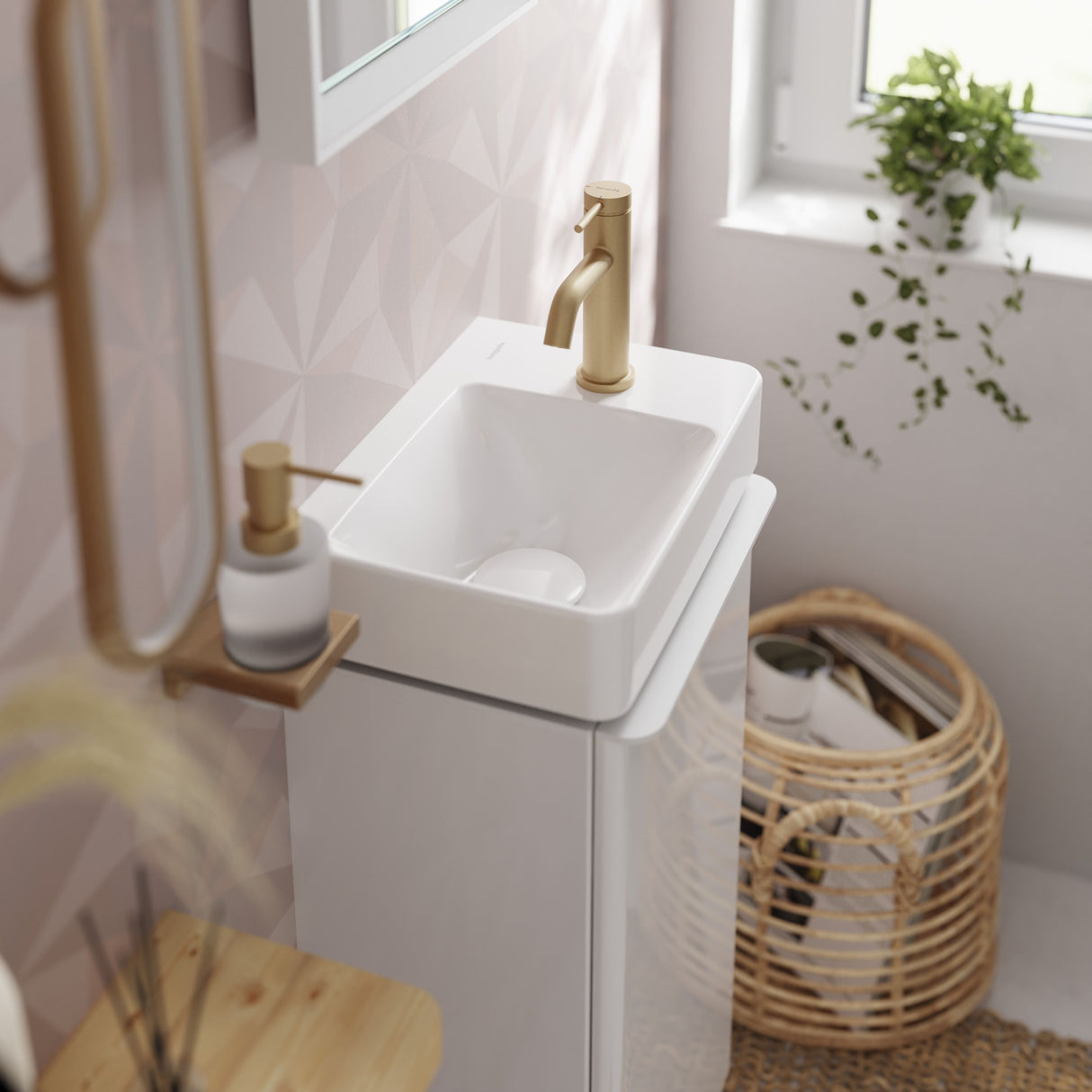 Mitigeur Grohe, robinet de lavabo, finition dorée, installé sur un meuble blanc
