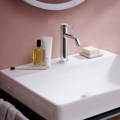 Mitigeur lavabo Grohe, robinetterie chrome, design moderne sur vasque blanche.