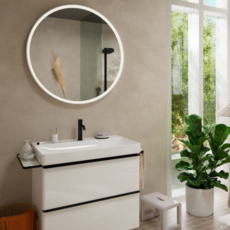 Meuble de salle de bain blanc, marque Victoria, avec vasque moderne et robinet noir.