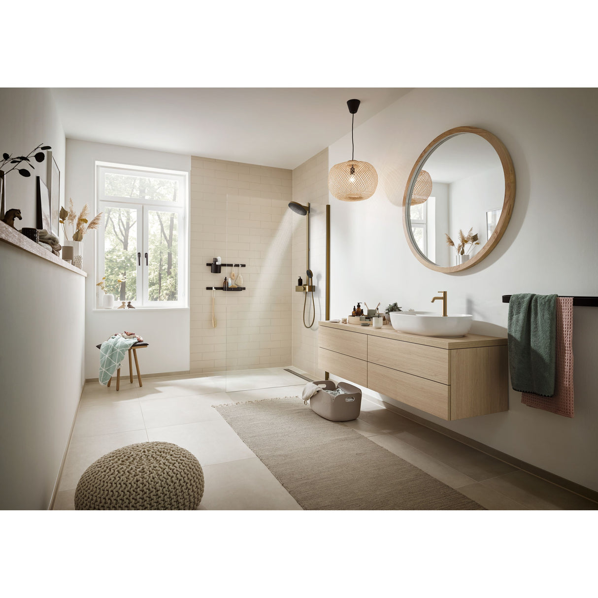 Salle de bain moderne avec douche à l’italienne Grohe, robinetterie noire, meubles bois clair