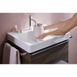 Mitigeur de lavabo Grohe, robinet chromé, installé sur vasque blanche, salle de bain moderne.