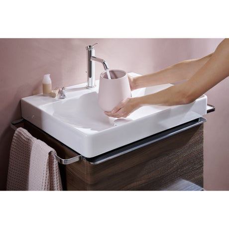 Mitigeur de lavabo Grohe, robinet chromé, installé sur vasque blanche, salle de bain moderne.