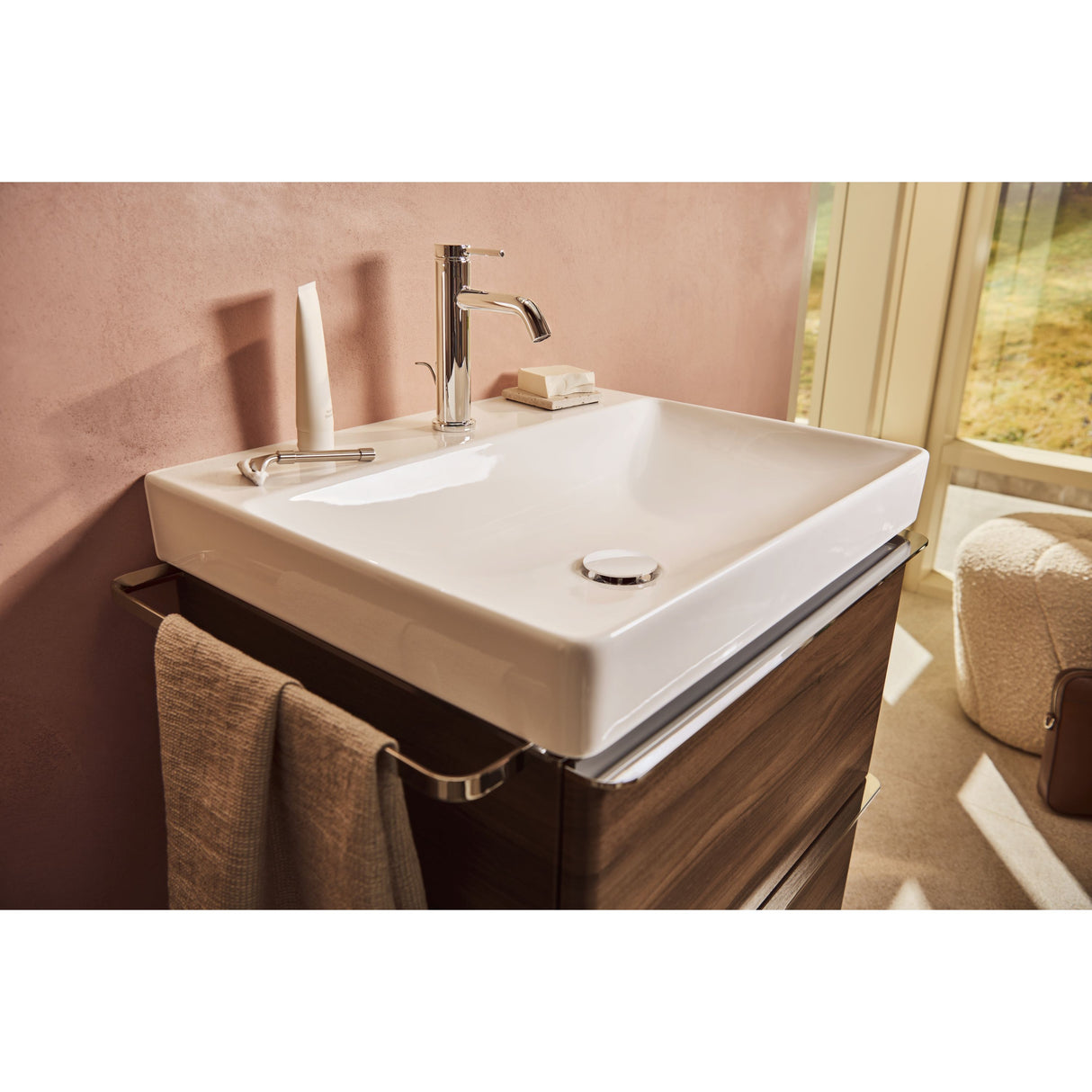 Lavabo blanc Grohe, vasque moderne sur meuble bois, robinet chrome, salle de bain élégante