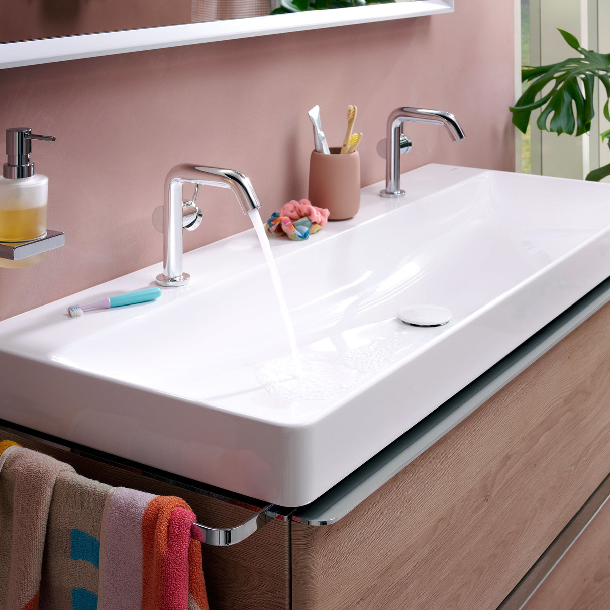 Robinet Grohe, mitigeur chromé moderne sur lavabo blanc, salle de bain