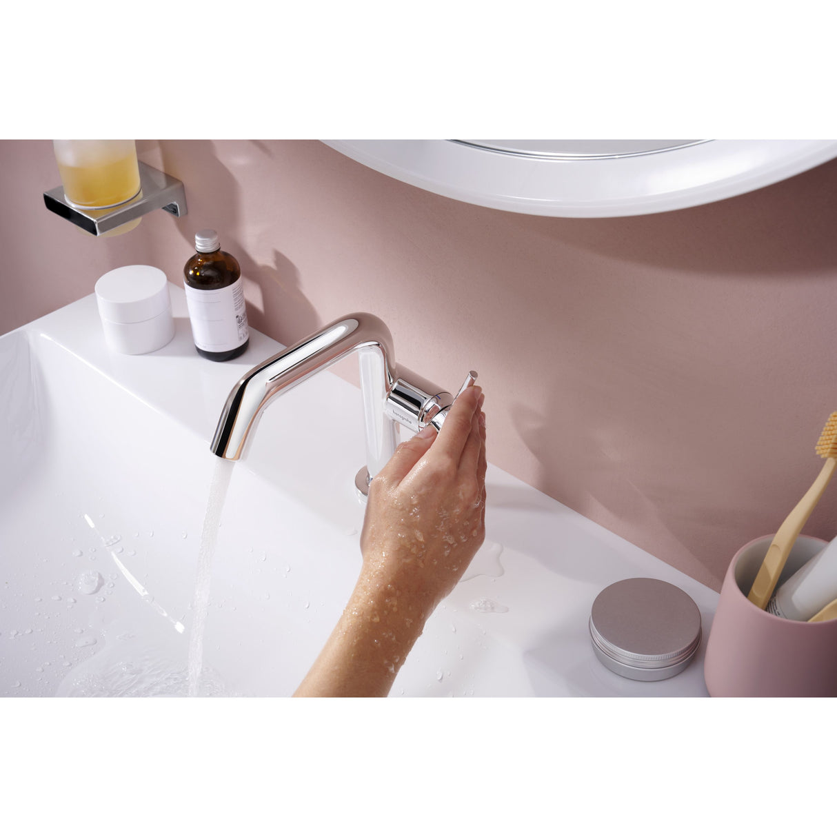 Mitigeur Grohe, robinet de lavabo chromé, couleur argent, utilisé sur un évier blanc.