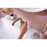 Mitigeur lavabo Grohe doré, robinet salle de bain, utilisation main