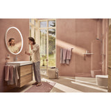 Salle de bain moderne couleur rose, meuble vasque bois, robinet Grohe chromé.